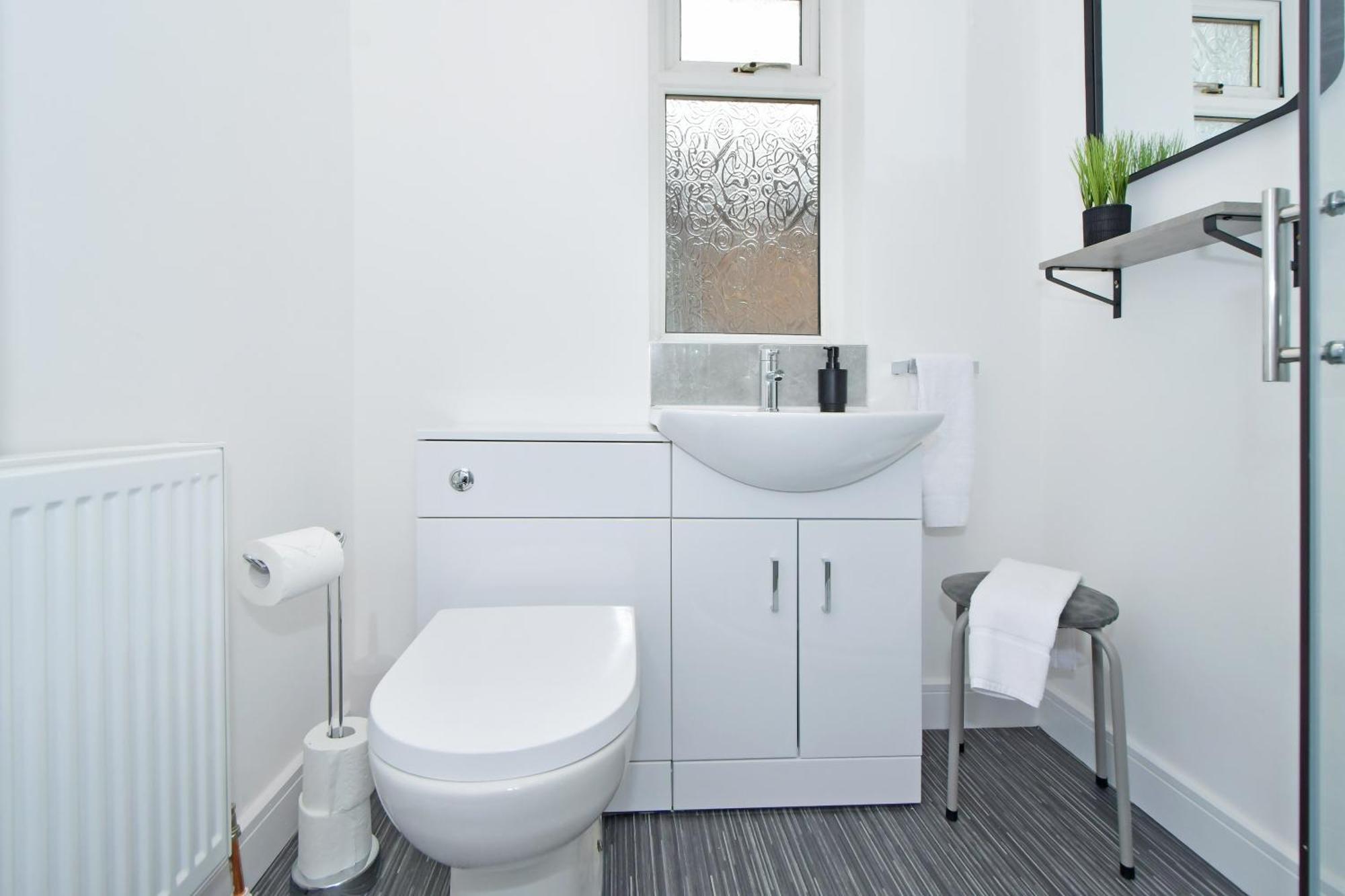 Sapphire Apartments By Yourstays - Luxury 2 Bedroom Apartments In 크루 외부 사진