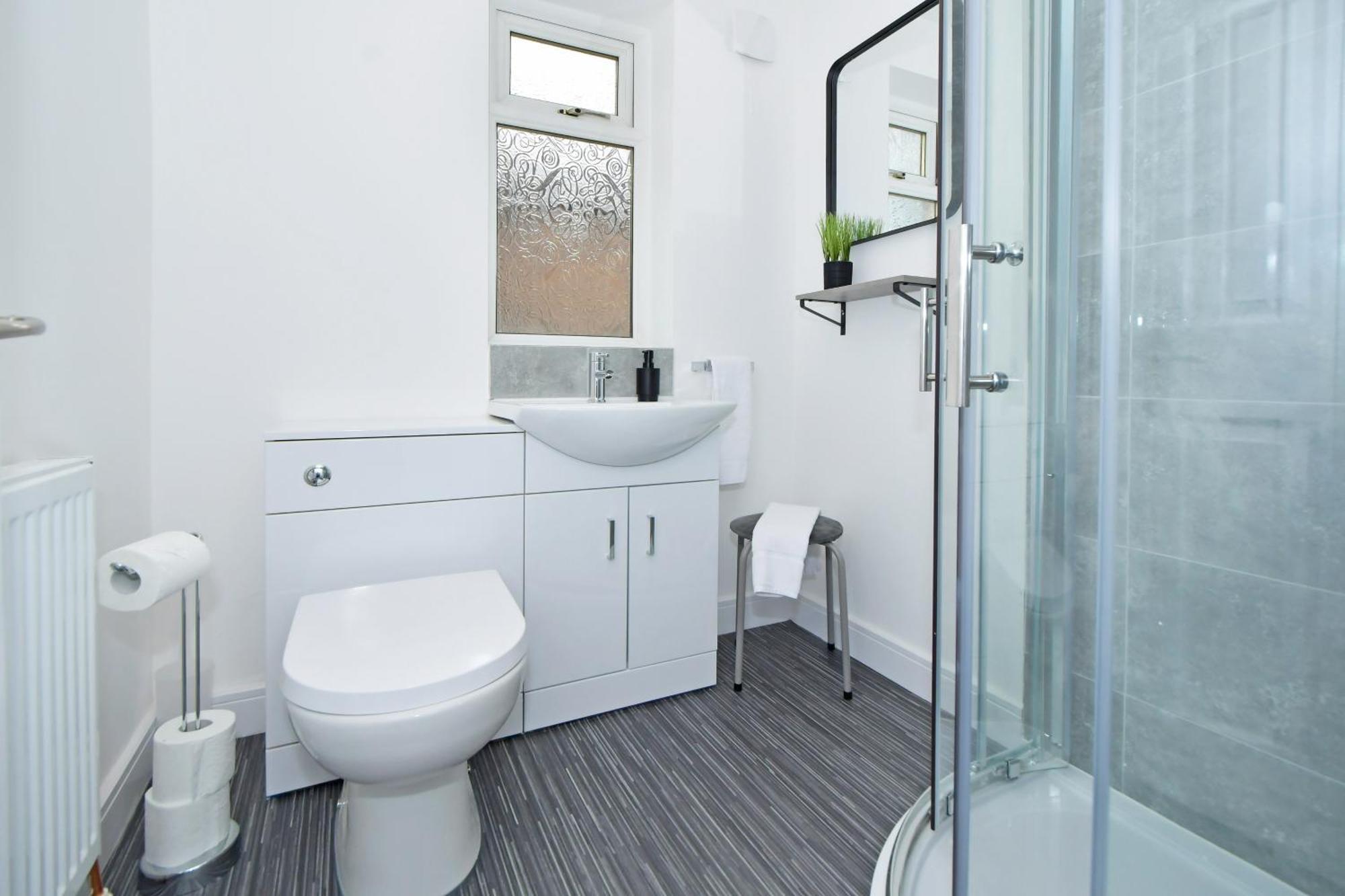 Sapphire Apartments By Yourstays - Luxury 2 Bedroom Apartments In 크루 외부 사진