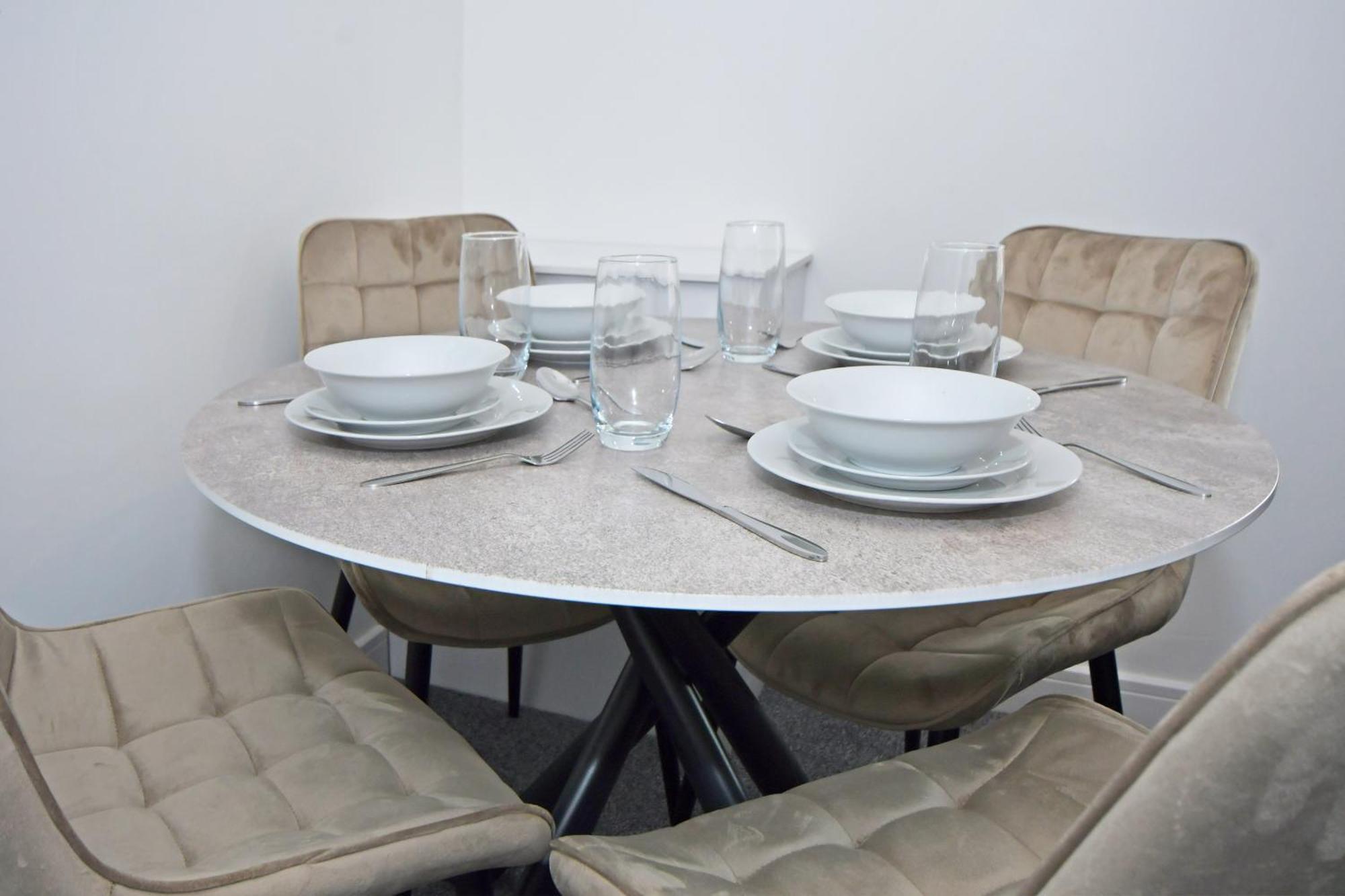 Sapphire Apartments By Yourstays - Luxury 2 Bedroom Apartments In 크루 외부 사진
