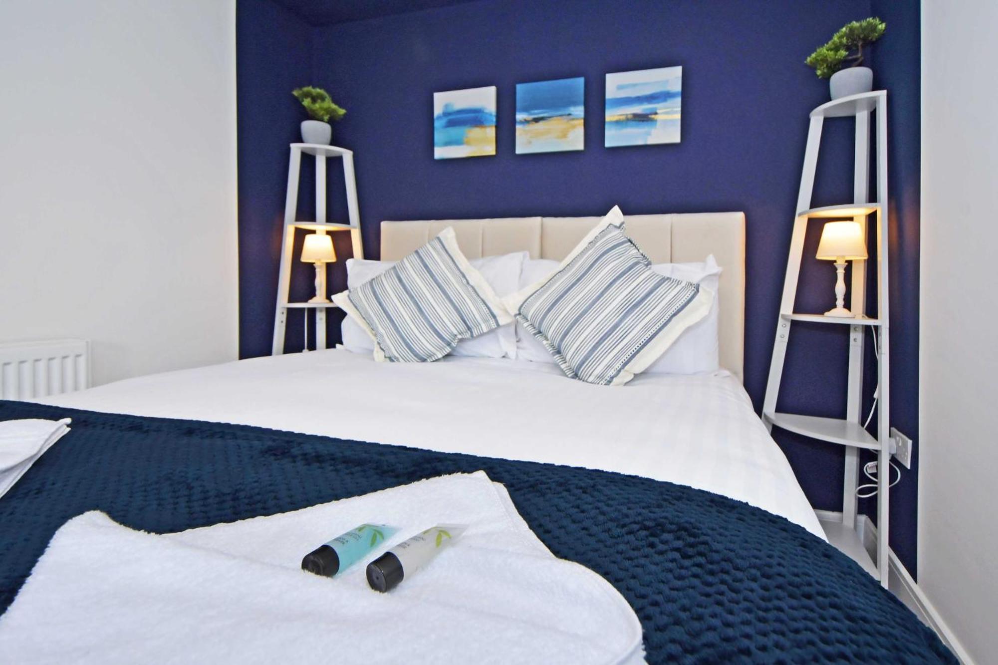 Sapphire Apartments By Yourstays - Luxury 2 Bedroom Apartments In 크루 외부 사진