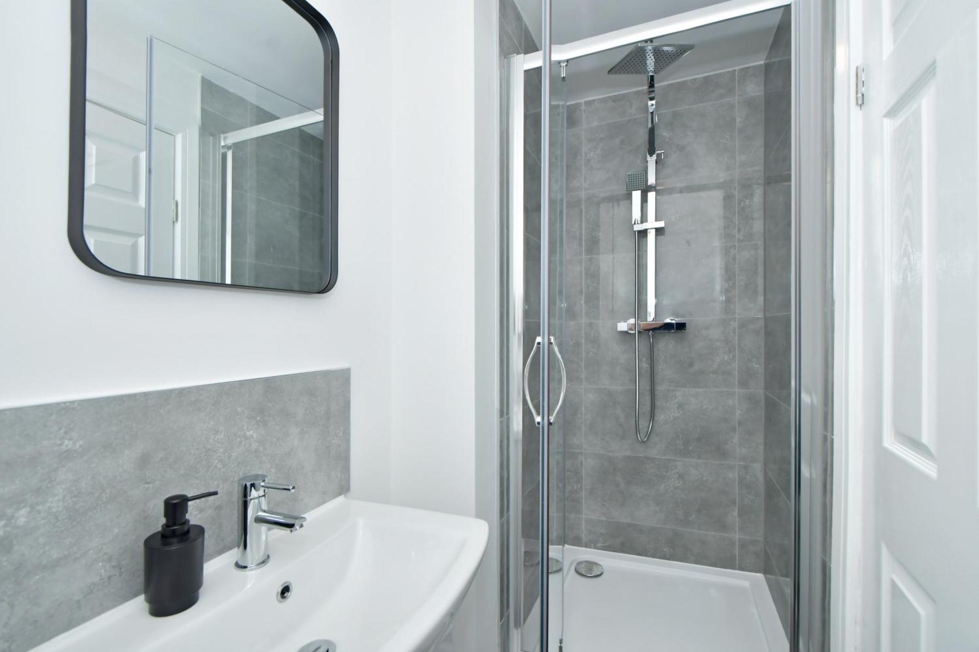 Sapphire Apartments By Yourstays - Luxury 2 Bedroom Apartments In 크루 외부 사진