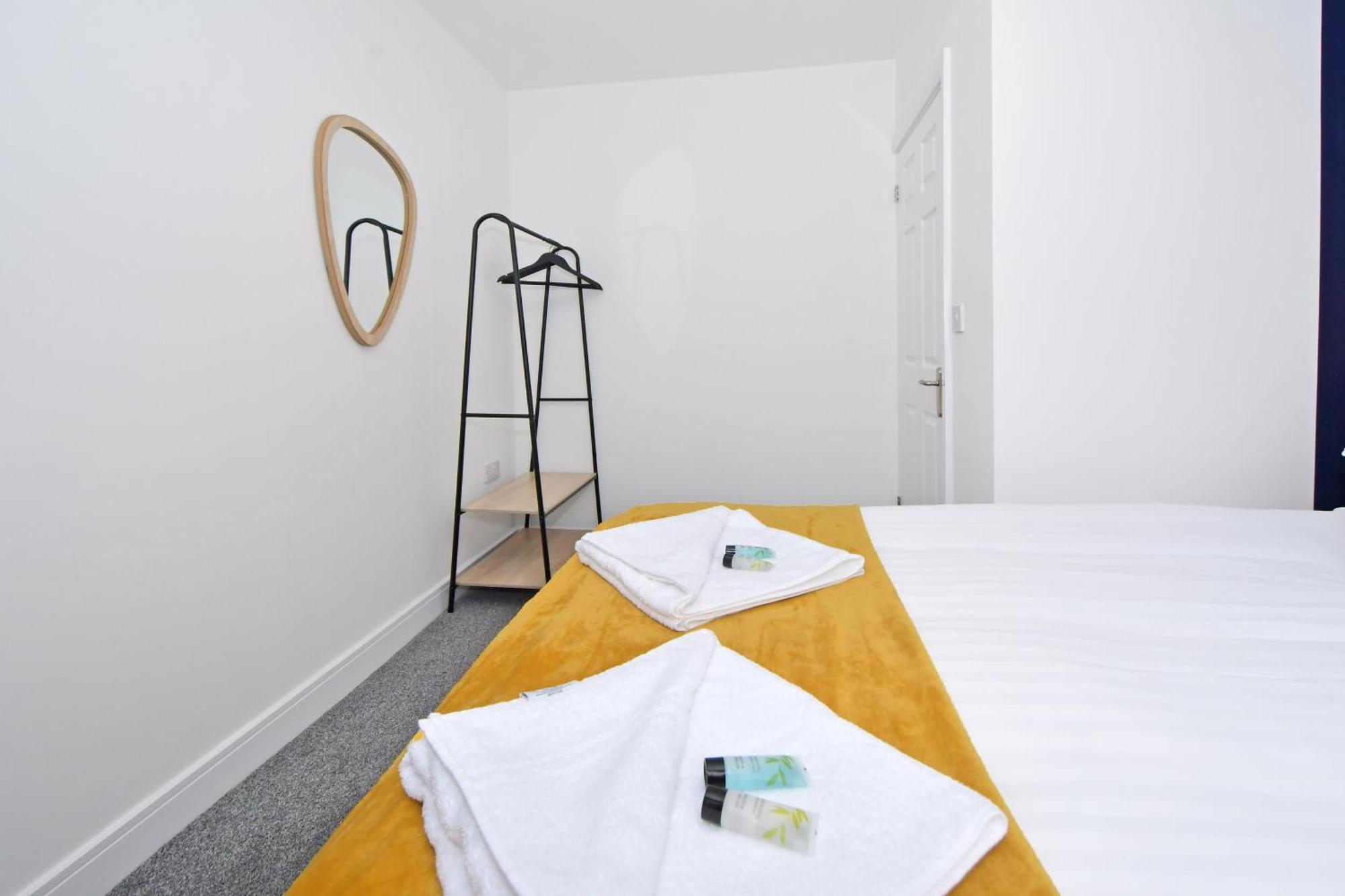 Sapphire Apartments By Yourstays - Luxury 2 Bedroom Apartments In 크루 외부 사진