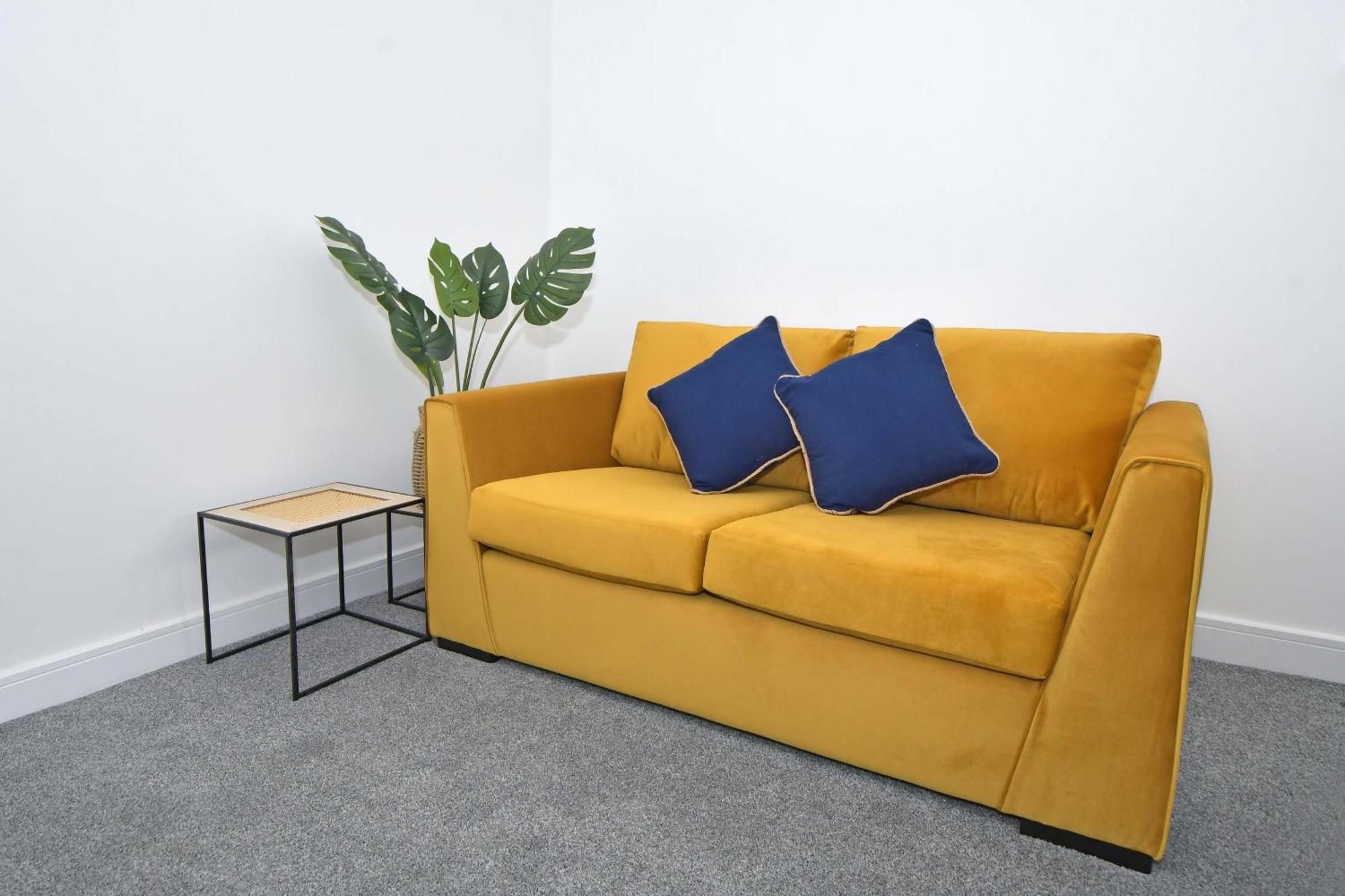 Sapphire Apartments By Yourstays - Luxury 2 Bedroom Apartments In 크루 외부 사진