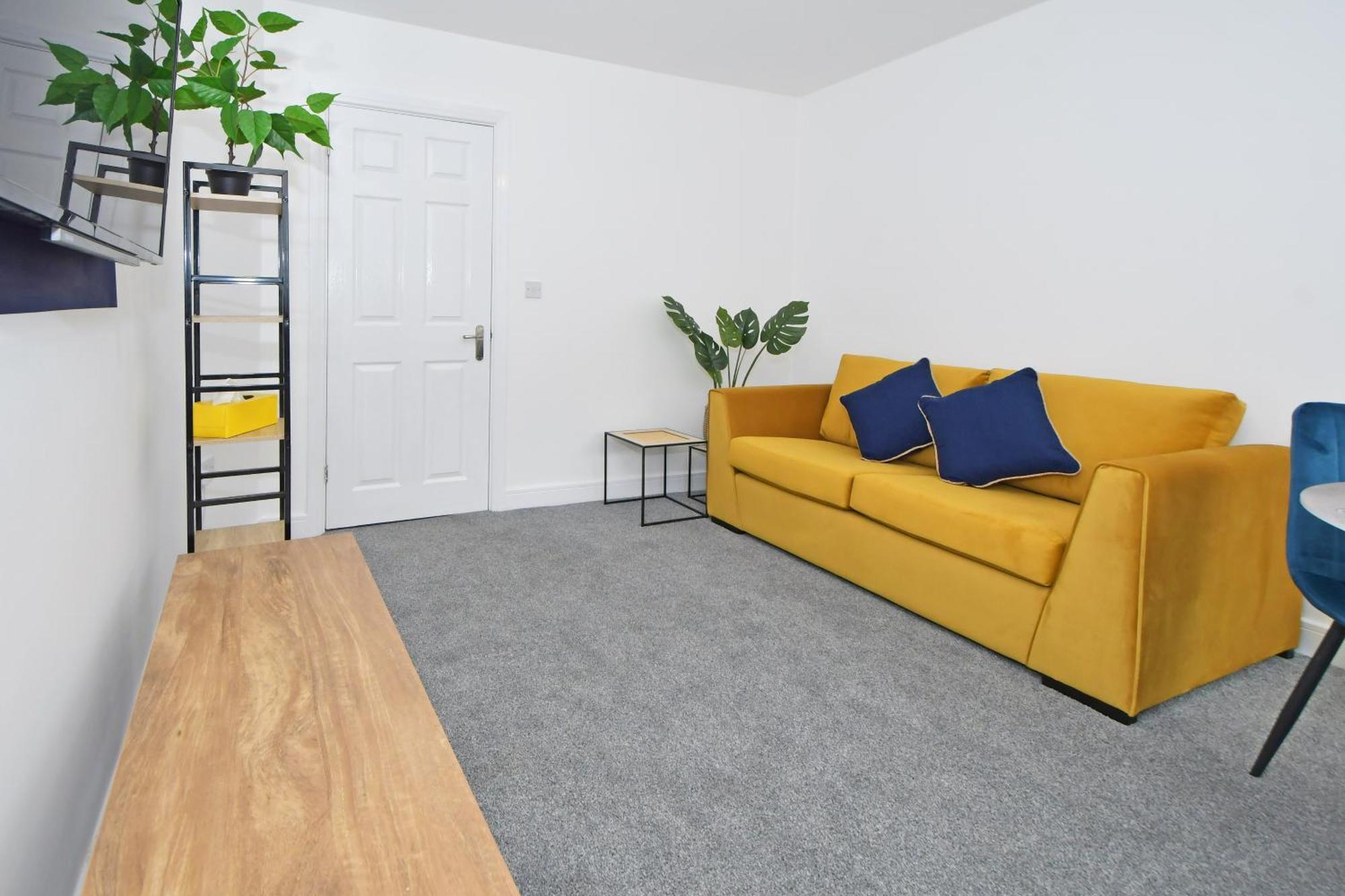 Sapphire Apartments By Yourstays - Luxury 2 Bedroom Apartments In 크루 외부 사진